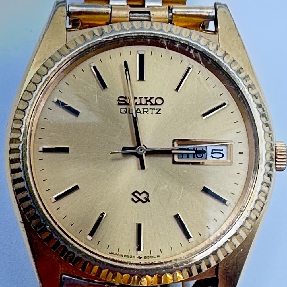 Seiko SQ 8123-8009 Quartz Day Date Gold Tone Linen Dial 34mm St. Steel VTG